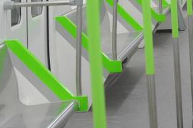 男子搭地铁独霸多座躺着睡觉 市民呼吁设地铁黑名单