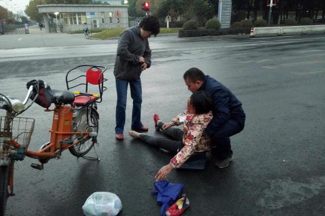 南京一公交司机路遇伤者 用公交车将其紧急送医