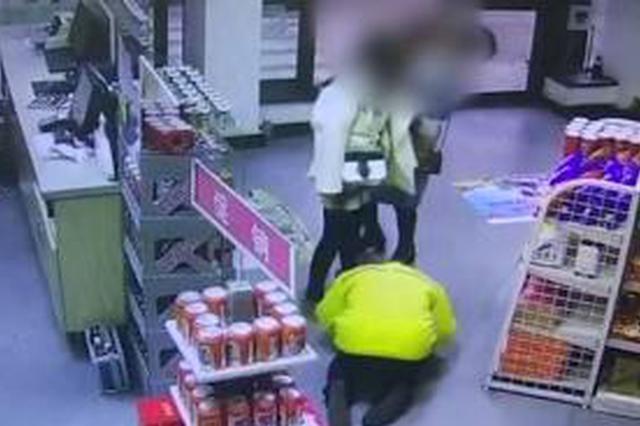 加油站内起摩擦加油员跪地磕头 警方：车主道歉并赔偿