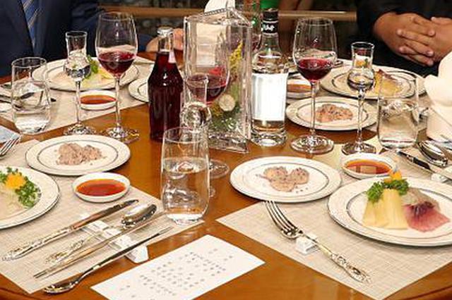 官员酒后随地小便受阻大闹餐馆 爆粗威胁保安道歉