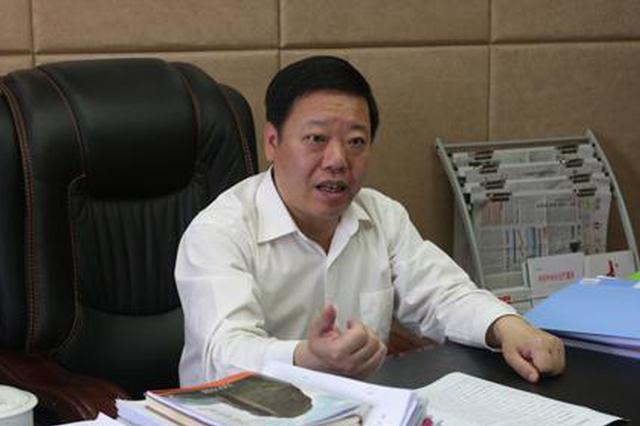 官员持话筒斥下属"站没站相坐没坐相"如今自己栽了