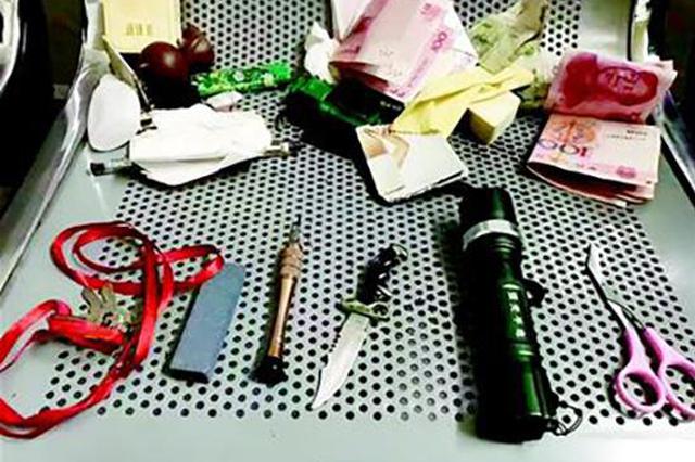 小偷入室盗窃被女主人反锁屋里 街坊堵门瓮中捉鳖