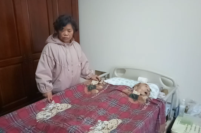 女子当保姆第一天就负工伤 被疑“碰瓷骗钱”