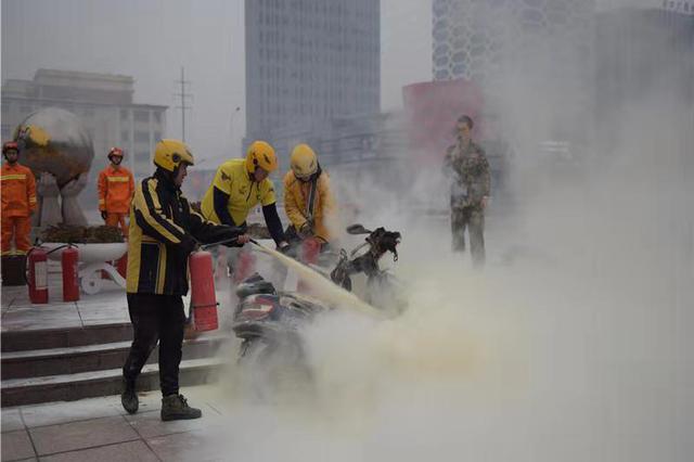 民警烈火中将呼吸机交给群众 对妻说：我可能要牺牲了