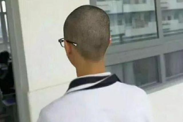 学生被疑遭强制理光头后跳楼 校方：已获家长同意