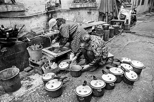 六旬夫妻设炊具供患者家属做菜15年 每个菜只收取1元钱