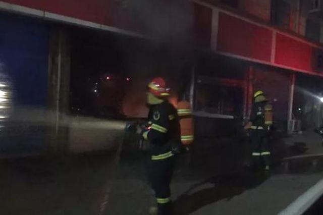 常州一超市凌晨起火 被困店员冷静自救等来消防救援