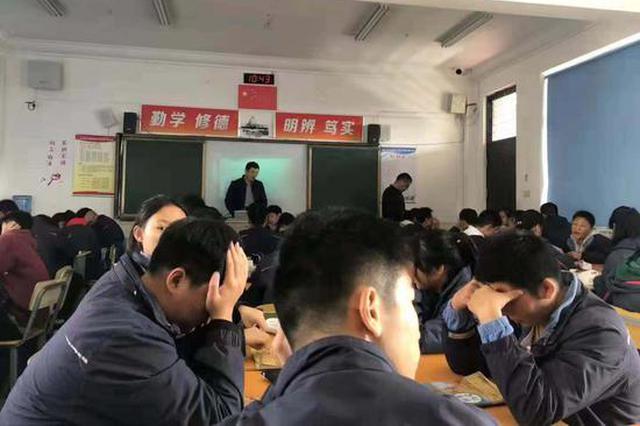 “排排坐”变“团团坐” 江苏一中学改革20天叫停