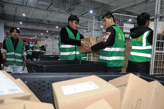 中通回应双11暴力分拣：对涉事人员追责 损坏全赔