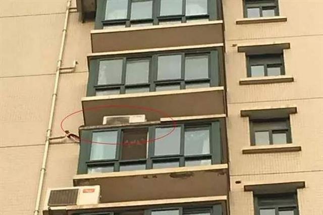 祸从天上来！60岁男子被8楼脱落窗沿砸中身亡