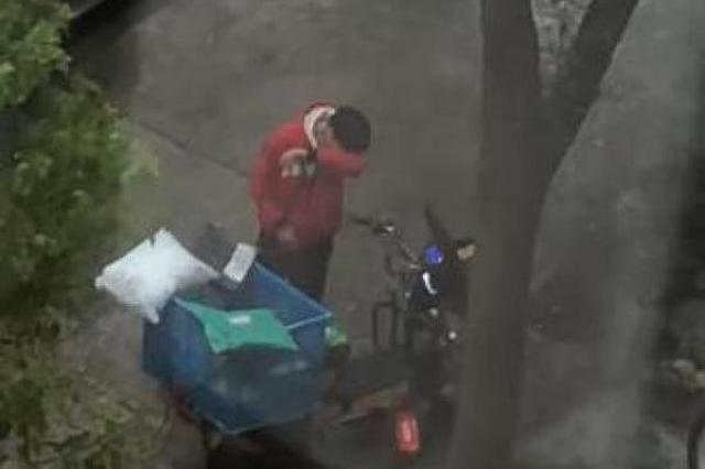快递小哥因快递被偷雨中暴哭？警方：系拍摄者推断