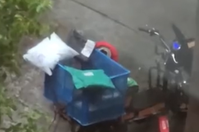 快递小哥冒雨送快递被偷 暴哭20分钟:叫我怎么办?