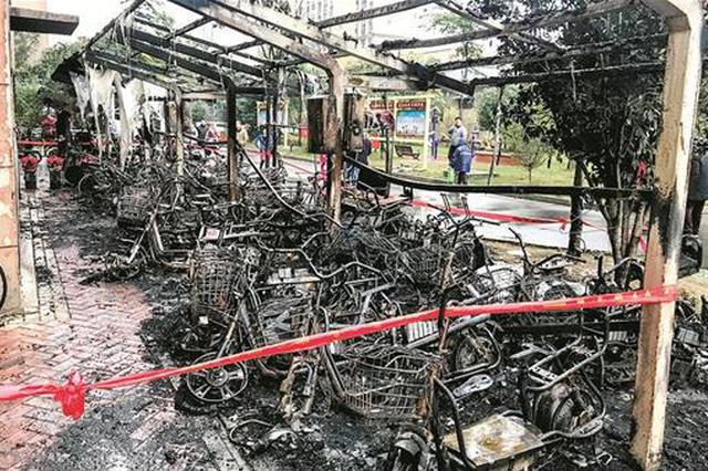 电动车充电时起火 小区35辆车成废铁