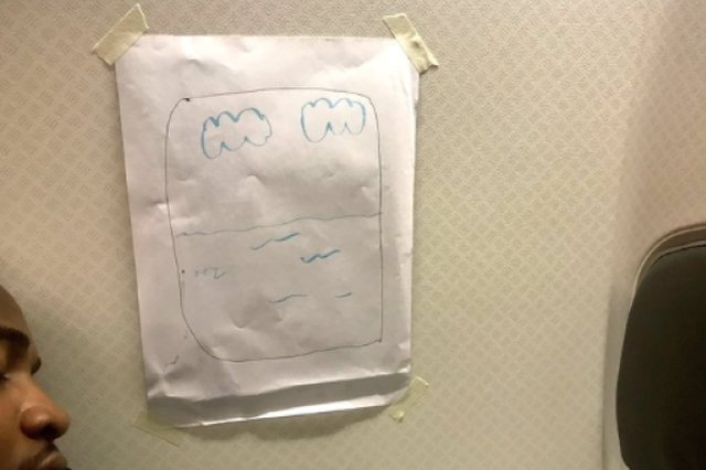 乘客飞机上要换靠窗座 空乘竟用纸画了个窗户