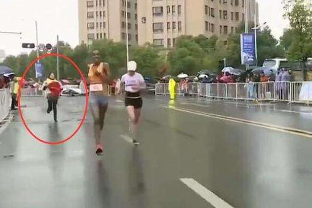 苏马运营方：披国旗冲线是固定环节 志愿者经过培训