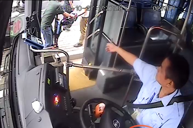 无锡一醉酒男乘客因公交过站纠缠拉扯司机 多名乘客上前制止