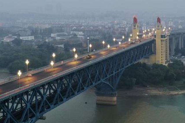 南京长江大桥白玉兰灯试亮 “通电文物”耗电量节省80%