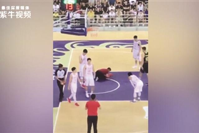 CBA“擦地哥”获20万年薪工作 篮协赞他让平凡伟大