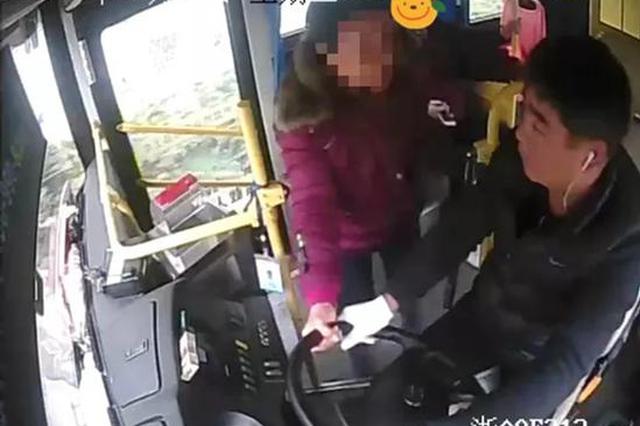 不肯付车费引纠纷 六旬妇女抢夺公交司机方向盘被拘留