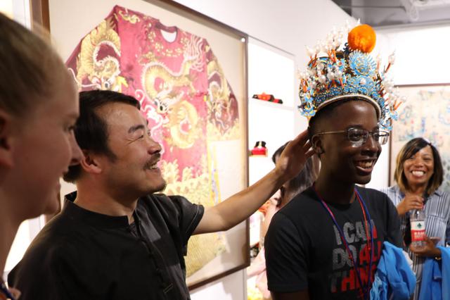 14名国际友好人士获“江苏省荣誉居民”称号