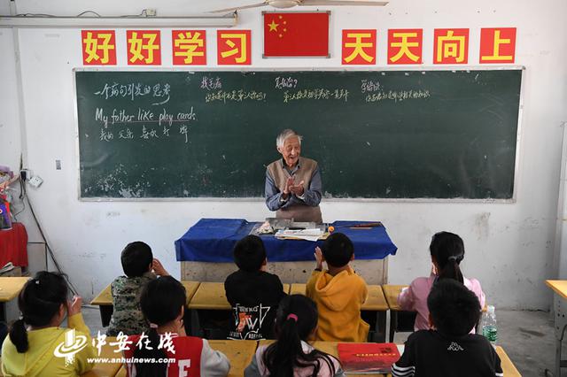 三部门：线上校外培训机构须公示教师照片及教师资格证号