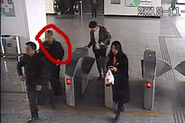 男子逃地铁票被发现 狂奔数十米后摔伤