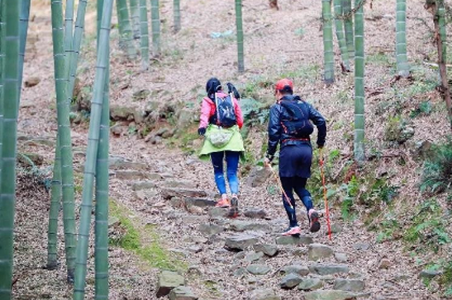 越野赛女选手山林遭村民猥亵 没信号用登山杖击退色狼