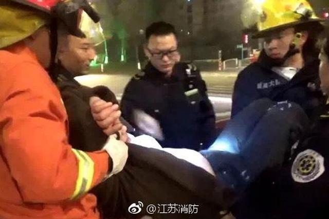 酒后驾车疑开空调中毒 盐城女司机凌晨红绿灯路口昏厥