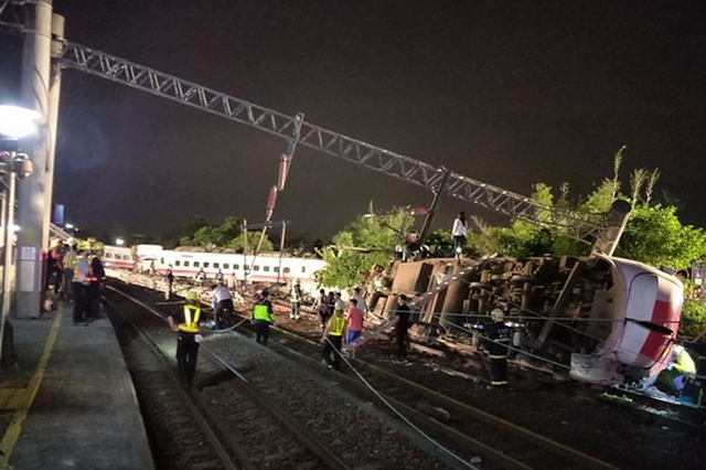 台铁翻覆事故儿童死亡只赔37.8元 亲属含泪痛诉