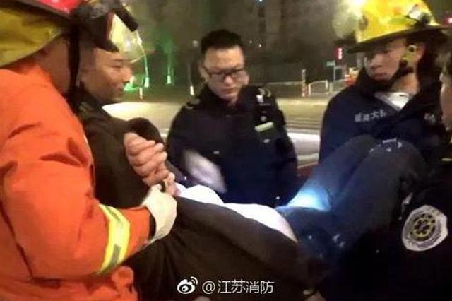 酒后驾车疑开空调中毒 盐城一司机凌晨红绿灯路口昏厥