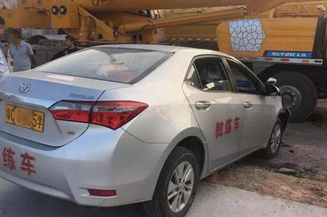 油门当刹车 女老师考科目二前撞价值百万吊车