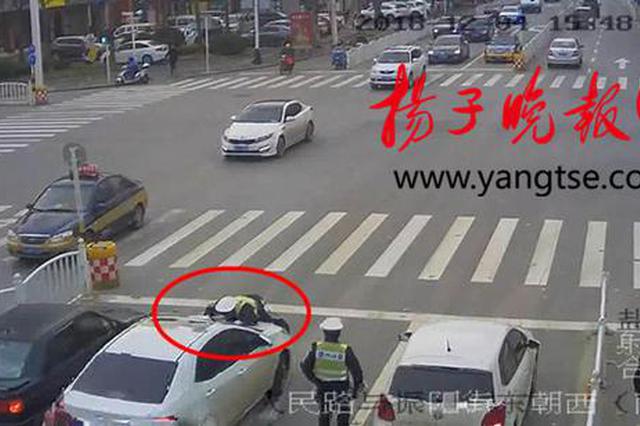 轿车顶着辅警S形开了200米 接着就是一个急刹车