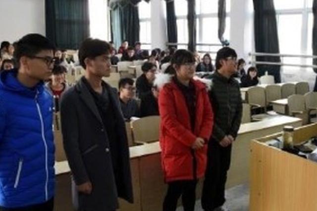 辅导员的“新操作”：逃课要在QQ上发“说说”集赞