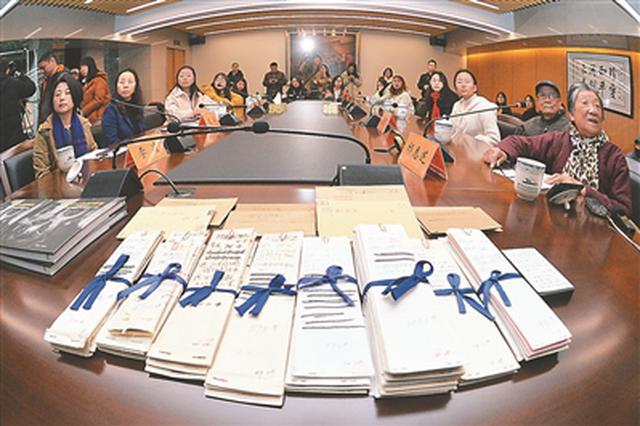 拍摄南京大屠杀遇难者悼念活动24年 耄耋伉俪捐照片