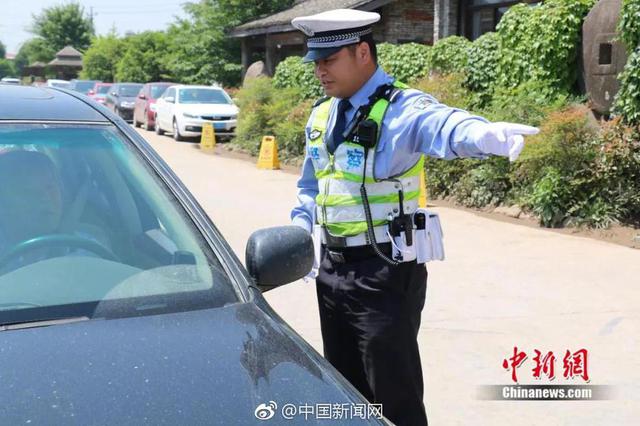 男子路边停车一个月被罚16次 状告交警未告知胜诉