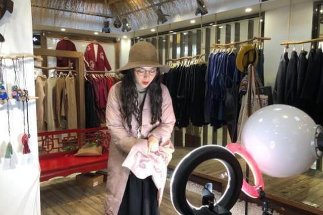 江苏传统纺织服装业试水网红经济 老板变主播“带货”