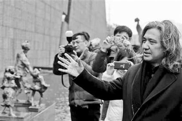 南京大屠杀群雕作者吴为山雨中讲述创作故事