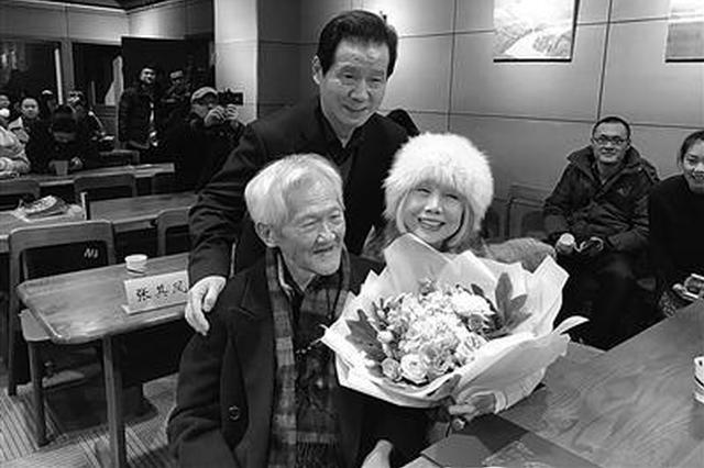 81岁傅申昨被授予南大名誉教授