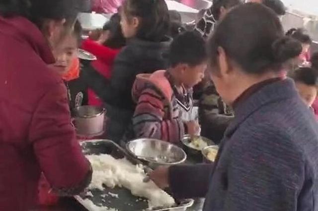 “大妈”抢学生饭菜回家喂猪 校方：已限制外来人员入校