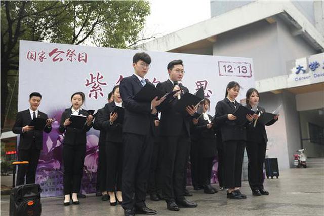 南京一高校学生手绘百余米画卷 缅怀沉痛历史守护和平