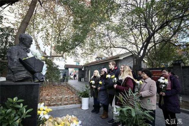 中外友人来到拉贝故居参观 缅怀这位中国人的朋友