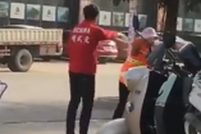 武馆教练乱扔垃圾被劝阻 竟动手殴打六旬环卫工