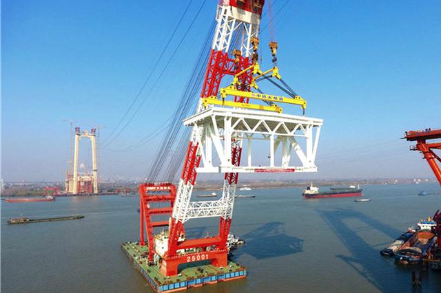 镇江五峰山长江大桥首个边跨大节段钢梁架设成功！