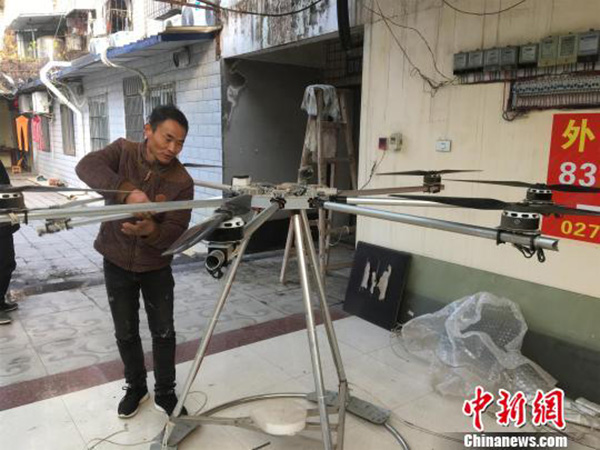 武汉一男子花15万造“载人飞碟”，试飞时多次摔断肋骨