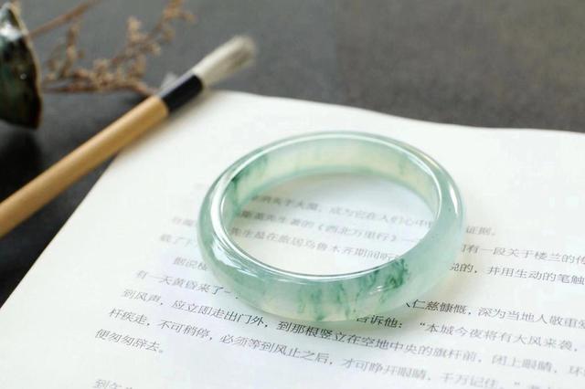 女子出来见男网友 被对方一把抢走了手镯