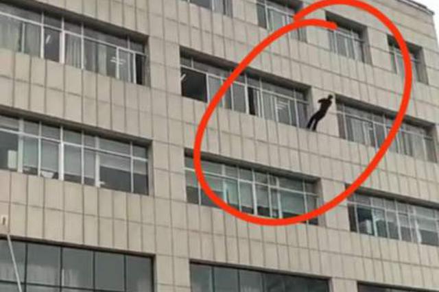 武汉伤医事件被捅医生仍在ICU未醒 院方：不要妄加评论