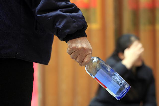 女子遭家暴31年砍死丈夫 反家暴法应长出牙齿