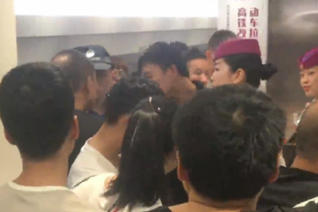 男子酒后火车上想换铺被拒 称“我有得是钱”