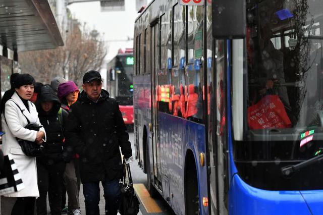 男子坐过站要下车遭拒 喷射不明液体致司乘呼吸困难