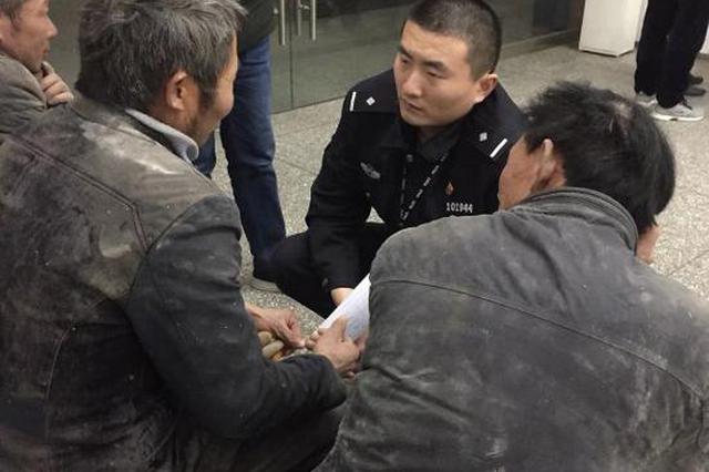 扬州民警面向农民工屈膝蹲地照片走红网络，网友赞其暖心